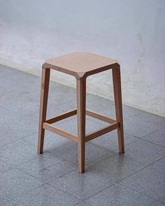 Taburete de madera hecho a mano con aspecto desgastado agrega un toque vintage a cocinas, patios, terrazas y casas inspiradas en el campo - Product Image 4