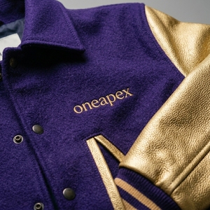 Chaqueta Letterman Morada y Dorada, Cuerpo de Lana, Mangas Metálicas, Cuello y Puños de Punto Acanalado, Cierre Frontal con Broches, Logotipo Personalizado, Ropa Urbana para Hombre - Product Image 4