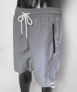 กางเกงขาสั้นผู้ชายแบบพรีเมี่ยมสีทึบโพลีเอสเตอร์100% สีสะท้อนโลโก้ตามสั่งคอลเลกชั่นฤดูร้อนขายส่งจากไฮสตรีท - Product Image 6