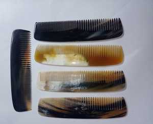 Peigne à cheveux de qualité supérieure de qualité salon avec logo personnalisé gravé style vintage avec poignée corne de buffle pour des soins de beauté personnalisés - Product Image 1