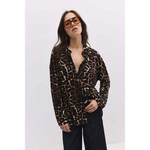 เสื้อเชิ้ตลายสแนปออนลำลองพร้อมโลโก้ด้านหน้า - Product Image 1
