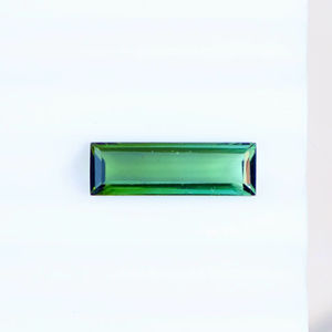 บาแกตต์ทัวร์มาลีนธรรมชาติสีเขียวตัดอัญมณีขัดเงา1.80กะรัต13.50x4.50มม. สำหรับเครื่องประดับตามสั่ง - Product Image 1