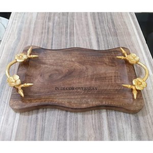 Bandeja de servicio con forma de rectángulo de madera de acacia con asas de diseño floral de metal pulido brillante plateado para el mejor agarre de la India - Product Image 4