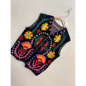 Gilet en velours brodé Suzani noir jais avec des détails dorés tournesol et rose pâle - Le motif fleur de souci pour l'habillement extérieur - Product Image 3
