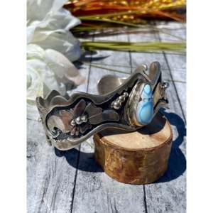Brazalete de Plata de Ley con Bisel de Turquesa Golden Hills y Diseño Floral Hecho a Mano por Marco Begay Navajo, Joyería Coleccionable - Product Image 3