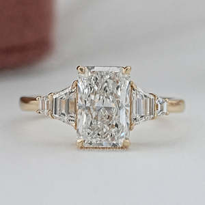 Conception brillante diamant radiant et trapézoïdal cinq pierres bague de fiançailles bague en diamant cultivé en laboratoire pierre principale bague en or massif 14k - Product Image 4