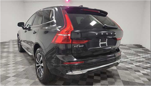 Ligeramente usado en buenas condiciones 2023 Vo-lvo XC60 B5 Plus Dark Theme - Product Image 2