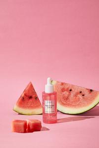 Sérum facial à la pastèque de la marque cosmétique coréenne n°1 SOQU, hydrate la peau avec un extrait délicat au parfum de pastèque. - Product Image 2