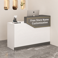 Bureau d'accueil moderne blanc avec accent en grain de bois, comptoir surélevé et poste de travail en L pour hall d'accueil de bureau