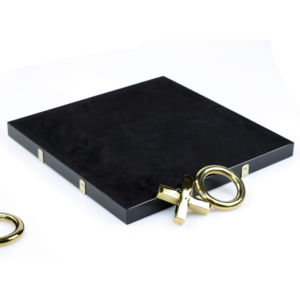 Juego de Tres en Raya de Lujo con Acabado Dorado, Base Negra Elegante, Juego de Ajedrez Decorativo XO - Product Image 4