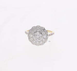 แหวนเพชรคลัสเตอร์คลาสสิกชุบโรเดียมทองคำขาว 14K เพชรแท้ ดีไซน์ดอกไม้สามชั้นแบบวงแหวนประดับเพชรแบบ Pave-Set - Product Image 4