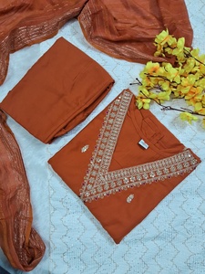 Ensemble de vêtements ethniques trois pièces pour femmes de créateur élégant Kurti Pant Dupatta pour la fête avec broderie fine et travail de paillettes - Product Image 4