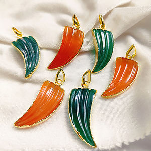 Vente en gros de pierres précieuses pendentif sculpté en corne de défense pour femmes breloques en corne d'onyx vert cornaline électrolytique fabrication de bijoux et colliers - Product Image 4