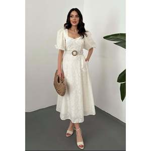Robe brodée blanc cassé avec détail de bonnets intégrés et ceinture. - Ecru - Product Image 1
