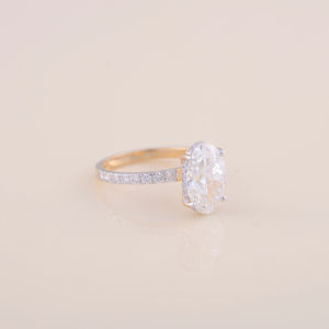 Anillo de Compromiso con Diamante Ovalado Cultivado en Laboratorio de 3CT y 0.506CT con Engaste Redondo en Plata de Ley 925 - Product Image 3