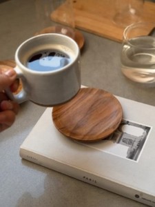 Sous-verres en bois faits à la main avec protection de table en bois de teck à grain naturel pour boissons chaudes et froides Walut Mat & Pads - Product Image 5