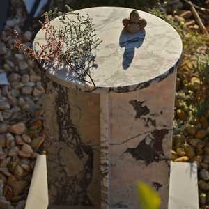 Table d'appoint ronde moderne en marbre avec base géométrique unique Table d'appoint élégante pour salon chambre bureau ou contemporain - Product Image 1