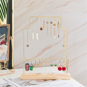 Support d'affichage pour boucles d'oreilles en métal doré avec deux barres suspendues et base en bois naturel disponible à prix de gros - Product Image 5