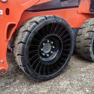 Excellent Condition Kubota SSV75 Skid Steer Loader Diesel Crawler Loader 75KW Orange Heavy Duty Construction Equipment Short - Product Image 6