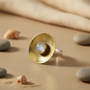 Bague pour femme plaquée or, motif géométrique traditionnel, avec pierre de lune - Bijoux Art Palace - Product Image 1