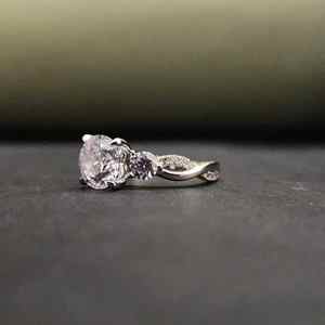 Magnifique bague de fiançailles unisexe en acier inoxydable plaqué or 14 carats avec trois pierres de moissanite taille ronde certifiées IGI, tendance et élégante - Product Image 4