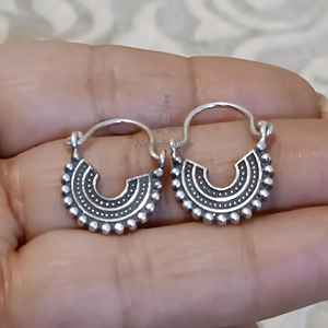 Elegantes Pendientes Colgantes de Plata de Ley 925 Hechos a Mano con Diseño de Flor Chandbali y Luna Creciente, Joyería Estilosa, Regalo para - Product Image 2