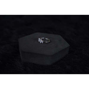 Anillo Geométrico de Plata de Ley Chapado en Rodio con Incrustaciones de Diamantes y Perla - Product Image 1