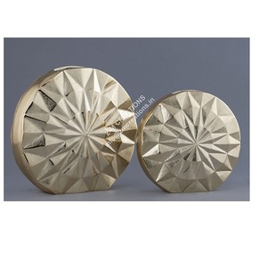 Jarrón largo de metal con acabado dorado Florero al por mayor más vendido para jardín al aire libre y uso en fiestas - Product Image 1