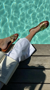 Sandales plates en cuir véritable faites à la main pour femmes Dorées avec un design marocain unique - Product Image 2