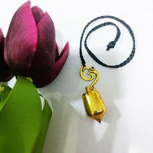 Pendule en métal avec breloque Ohm fait à la main avec pendule à fil - Product Image 1