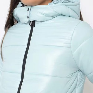 Chaqueta acolchada de invierno con logotipo personalizado para mujer, abrigos de tela de lona con cremallera acolchada de algodón a prueba de viento y burbujas gruesas cálidas con capucha - Product Image 4
