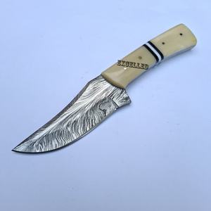 Cuchillo de Caza/Camping de Acero de Damasco con Diseño Personalizado Hecho a Mano, Patrón de Plumas, Hoja Fija con Mango de Hueso, OEM - Product Image 1