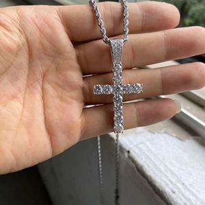 Nuevo colgante de Hip Hop cruzado de último estilo en plata de ley 925 y completamente tachonado con diamantes de moissanita de corte brillante redondo - Product Image 5