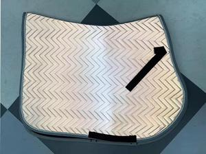 Haute qualité meilleure conception déplacer couleur coton tissu matelassé coussinets de selle brodés tapis de selle de cheval - Product Image 4