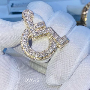 Pendentif en forme de fauteuil roulant en diamant de taille brillant cultivé en laboratoire, style classique, émail glacé, fabriqué en argent 925 plaqué or rhodié - Product Image 4