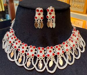 Ensemble de bijoux fantaisie plaqué or 24 carats, style vintage américain et français, comprenant collier, boucles d'oreilles, bracelets et peignes en cuivre - Product Image 4