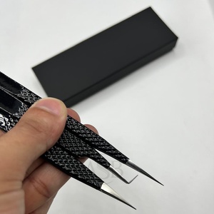 Pince à cils professionnelle à poignée diamantée, noir japonais durable, cils pointus en acier inoxydable, prix de gros - Product Image 4