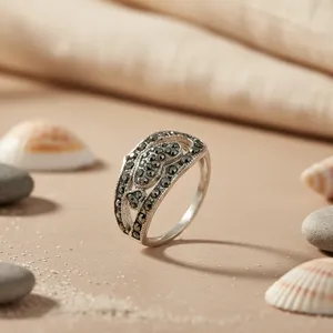 Anillo de Cóctel Vintage de Oro Sólido de 10K con Incrustaciones de Cristal Negro para Eventos y Fiestas Formales de Mujer - Product Image 1
