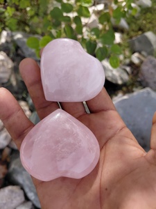 จี้หินควอตซ์รูปหัวใจขัดเงาหัวใจสีกุหลาบป่องขายส่งหัวใจแห่งความรักสำหรับการรักษางานฝีมือหินกึ่งมีค่าจำนวนมาก - Product Image 4