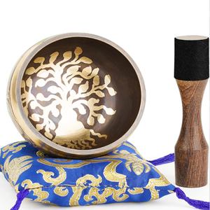 Cuenco de canto tibetano dorado con mantra escrito en su superficie y palo de madera para producir sonido disponible a precios al por mayor - Product Image 6