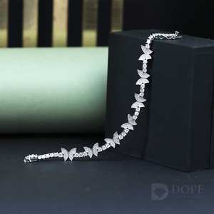 Pulsera de diamantes mariposa para mujer en oro macizo de 18kt con diseño exclusivo y para cada destino - Product Image 1