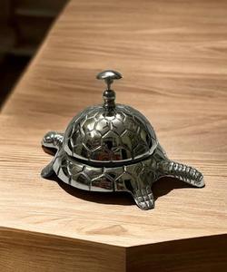 Cloche de table en aluminium faite à la main en forme de tortue, de haute qualité, idéale pour la décoration de la maison ou du bureau - Product Image 1