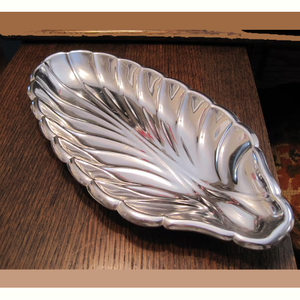 Plateau à feuilles en aluminium personnalisé Plateau de centre de table Assiette de luxe faite à la main pour les mariages Plateaux de décoration pour la maison et la pendaison de crémaillère - Product Image 1