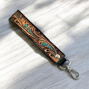 Llavero turquesa hecho a mano a la moda Llavero de coche de cuero genuino con diseño único Respetuoso con el medio ambiente de alta calidad - Product Image 4