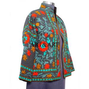 Chaqueta de Algodón Ecológica Acolchada y Bordada a Mano con Diseño Floral Multicolor Suzani para Mujer, Transpirable, Hecha a Mano por Artesanos - Product Image 4