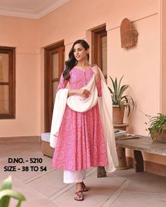 Hermosa ropa festiva de boda Hot Pink Heavy Reyon Bandhej Impreso Full Flair Kurti con Long Dupatta Mejor calidad Saree - Product Image 3