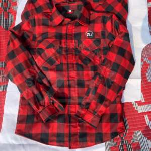 2024 chemise en tissu de flanelle unisexe 100% coton manches longues fermeture à glissière et boutons fermeture poches poitrine à l'intérieur du tissu en maille avec protecteur - Product Image 6