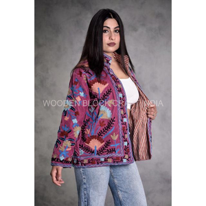 Veste matelassée d'hiver en coton faite à la main, écologique, avec détails de boutons brodés, magnifique motif Suzani, parfaite pour les femmes - Product Image 4