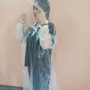 Ropa impermeable desechable de PE Plástico Precio asequible para acampar al aire libre Diseño portátil Hecho en Vietnam - Product Image 1