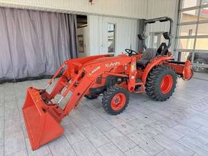 เกียร์ 8 สปีดเดินหน้า 4 สปีดถอยหลัง (Synchro-Shuttle) รถแทรกเตอร์ Kubota L2501 มือสอง 25 แรงม้า เกียร์ 4WD สำหรับขาย - Product Image 1
